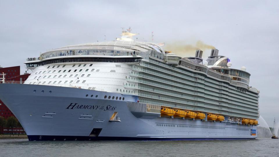 Harmony of the Seas kotvící v Rotterdamu